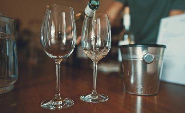 Sommelier tatmak için bir bardak şarap doldurur..