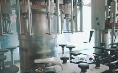 Şarap fabrikasında otomatik monoblock şarap doldurma makinesi.