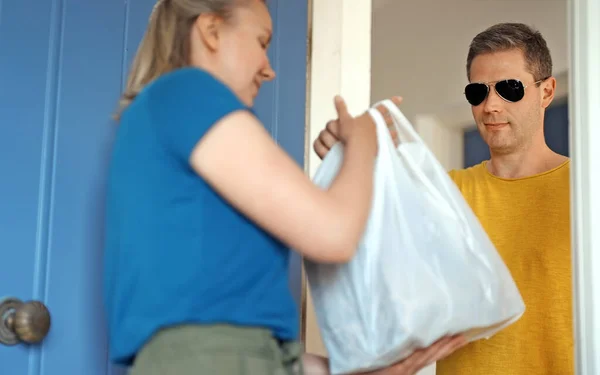 Man Delivers Package Woman Food Delivery Service — Stock Photo, Image
