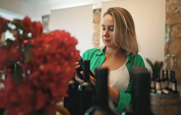 Woman Chooses Red Wine Store — Stock Photo, Image