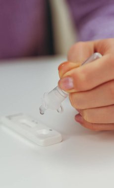 Ekspres COVID-19 antijen testi yapan genç..