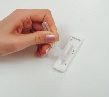 Ekspres COVID-19 antijen testi yapan genç..