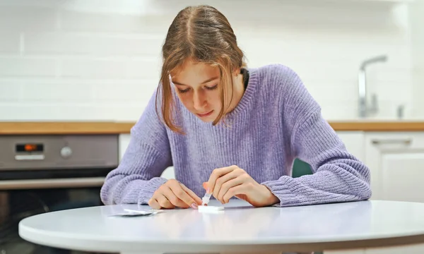 Studentessa Che Test Antigene Covid Espresso Casa — Foto Stock