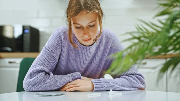 Estudante Fazendo Teste Antígeno Covid Expresso Casa Espera Resultado — Fotografia de Stock