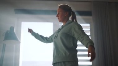 Kadın bacak egzersizi yapıyor. Evde fitness eğitimi kavramı.