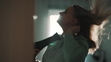 Kadınlar antrenmandan sonra saçlarını kurular..