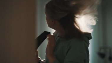 Kadınlar antrenmandan sonra saçlarını kurular..