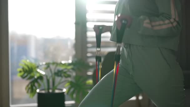 Femme Faisant Des Exercices Avec Des Bandes Résistance Maison — Video