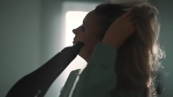 Жінка Сушить Волосся Після Тренування — стокове відео
