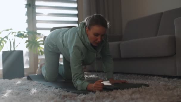 Kalas Egzersizi Yapan Bir Kadın Evde Fitness Eğitimi Kavramı — Stok video