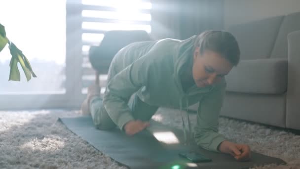 Frau Beim Plankentraining Heimfitness Trainingskonzept — Stockvideo