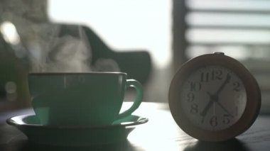 Sabah yedide. Saat ve bir fincan çay..