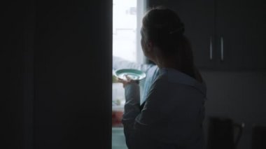 Kadın geceleri buzdolabında yiyecek bir şeyler arıyor. Gece açlığı.