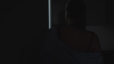 Kadın geceleri buzdolabında yiyecek bir şeyler arıyor. Gece açlığı.