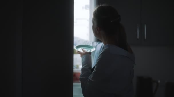 Mujer Está Buscando Comida Refrigerador Por Noche Hambre Nocturna — Vídeo de stock