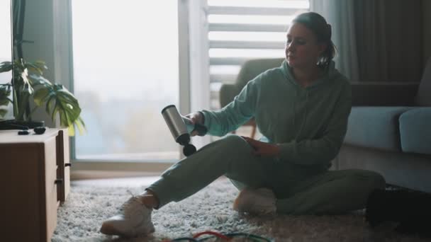 Mujer Masajeando Pierna Con Dispositivo Percusión Masaje Casa — Vídeo de stock