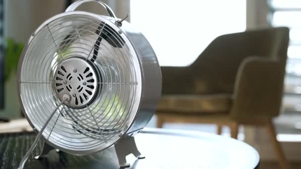 Електричний Вентилятор Повітря Обертається Вдома — стокове відео