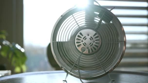 Электрический Вентилятор Вращается Дома — стоковое видео