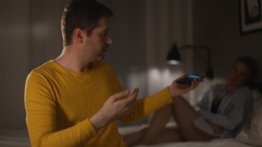 Kıskanç eş kocasının ihanetinden şüpheleniyor..