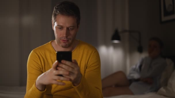 Concept Dépendance Téléphone Homme Avec Smartphone Femme Bouleversée Arrière Plan — Video