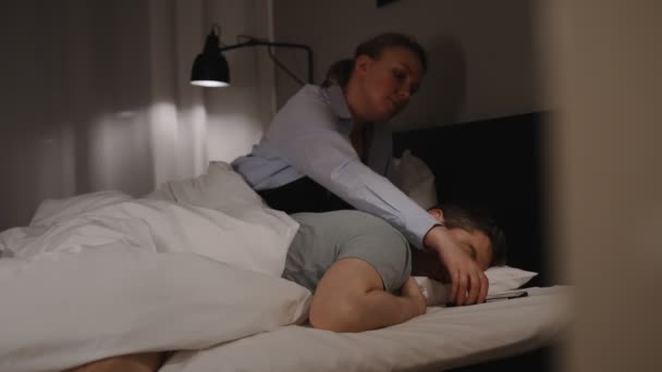 Frau Nimmt Heimlich Handy Ihres Mannes Verdacht Auf Landesverrat — Stockvideo