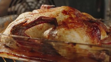 Fırında elmalı kızarmış ördek..