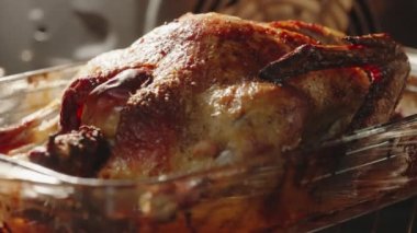 Fırında elmalı kızarmış ördek..