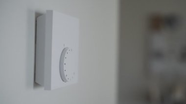 Kadın tasarruf etmek için termostatı geri çeviriyor..