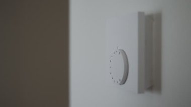 Kadın tasarruf etmek için termostatı geri çeviriyor..