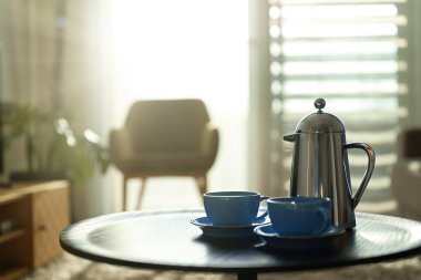 Çaydanlık ve sabah masada iki fincan..