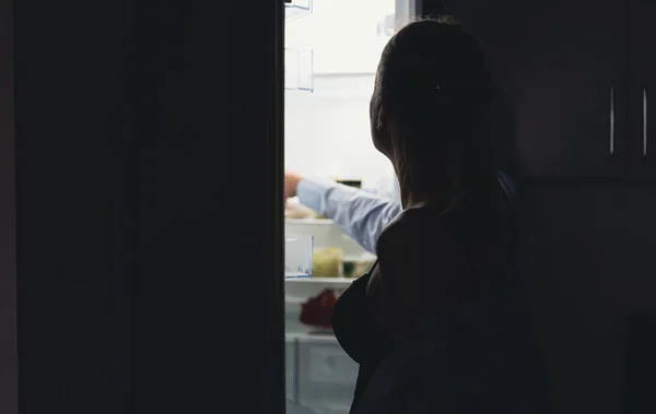Frau Sucht Nachts Kühlschrank Nach Lebensmitteln Nächtlicher Hunger — Stockfoto