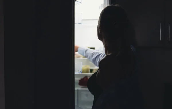 Mulher Está Procura Comida Frigorífico Noite Fome Nocturno — Fotografia de Stock