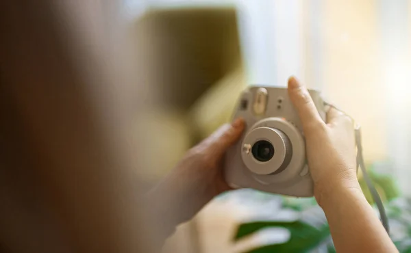 Mulher Fazendo Foto Selfie Com Câmera Instantânea — Fotografia de Stock