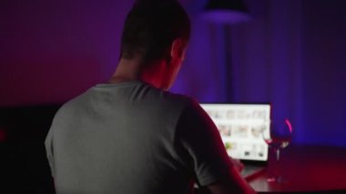 Porno siteleri geceleri gizlice izleyen adamım.