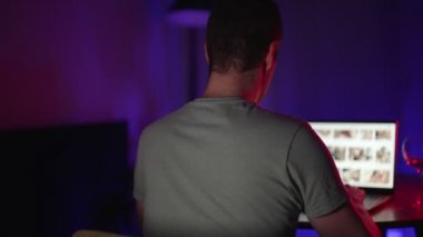 Porno siteleri geceleri gizlice izleyen adamım.