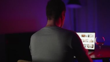 Porno siteleri geceleri gizlice izleyen adamım.