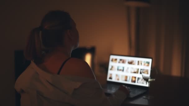 Mujer Viendo Sitios Porno Noche — Vídeo de stock