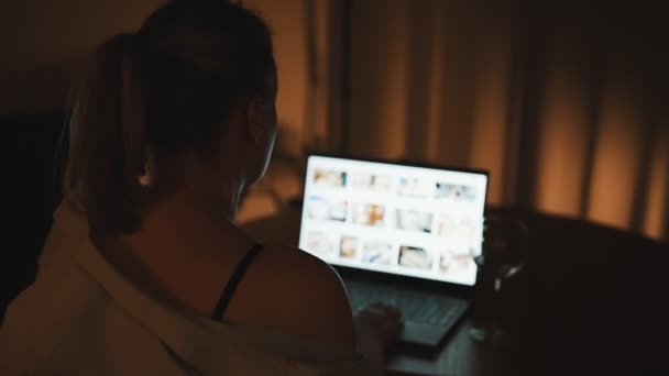 Γυναίκα Που Βλέπει Πορνό Ιστοσελίδες Νύχτα — Αρχείο Βίντεο