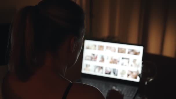 Mujer Viendo Sitios Porno Noche — Vídeos de Stock