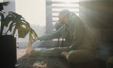 Esneme egzersizleri yapan bir kadın. Evde fitness eğitimi kavramı.