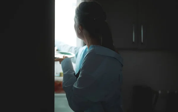 Mulher Está Procura Comida Frigorífico Noite Fome Nocturno — Fotografia de Stock