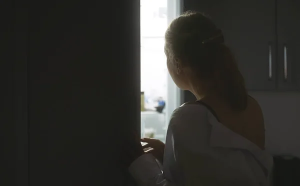 Mujer Está Buscando Comida Refrigerador Por Noche Hambre Nocturna —  Fotos de Stock