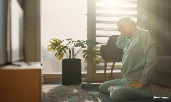 Женщина Медитирует Закате Дома Концепция Йоги — стоковое фото