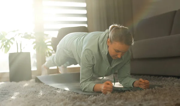 Kvinna Som Tränar Planka Hemmaträningskoncept — Stockfoto