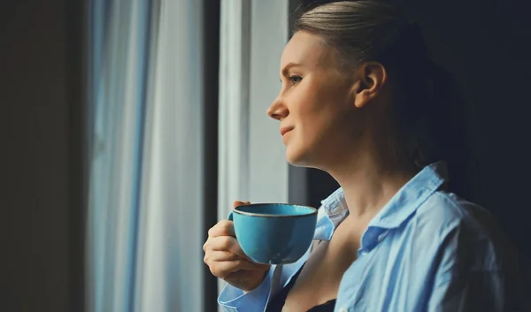 Mujer Con Camisa Hombre Cerca Ventana —  Fotos de Stock