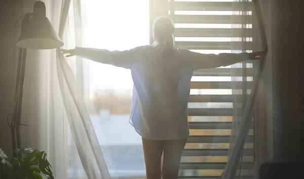 Mujer Abriendo Cortinas Apartamento —  Fotos de Stock