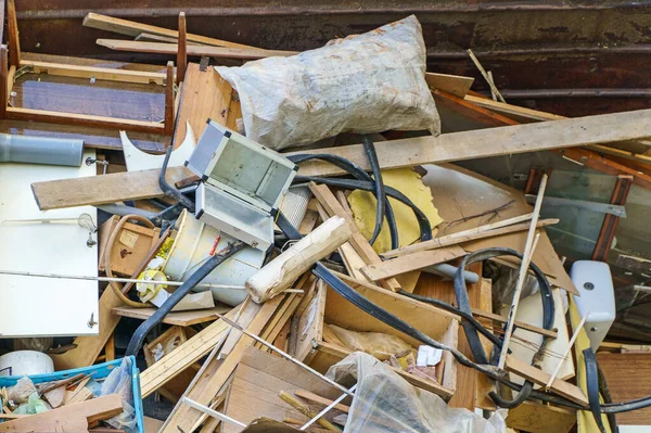 Viele Alte Haushaltsgeräte Und Möbel Müllcontainer — Stockfoto
