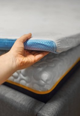 İnsan eliyle hafıza testi köpüklü yatak süsü.