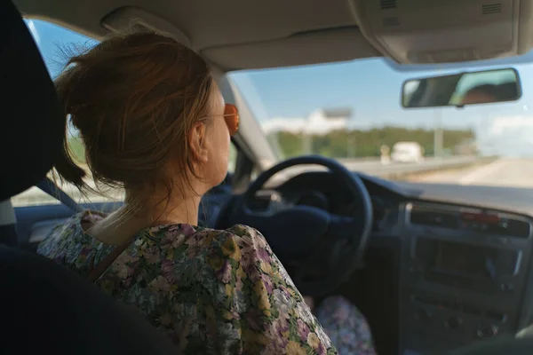 夏に車を運転する女 — ストック写真