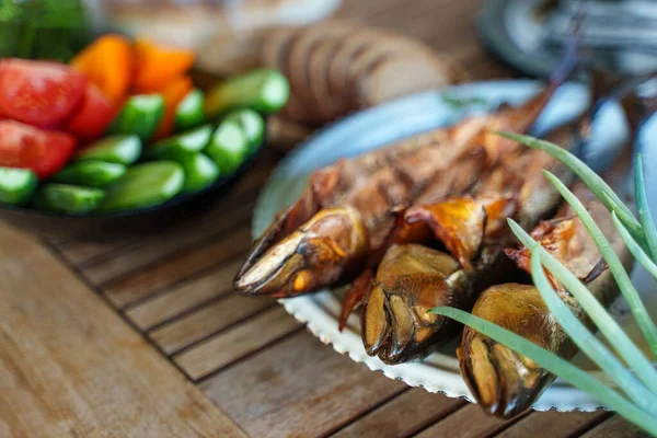 Sıcak füme Scomber ve taze sebzeler..